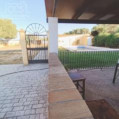 Xalet a Carmona. Venta de  parcela de 2.493m2  de terreno urbano con una  viviend