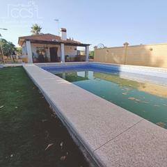 Chalet à Carmona. Venta en alquiler con opción a compra de  parcela de 2.493m2 con