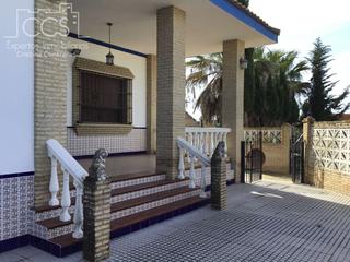 Bauernhof in Pilas. Venta de finca rural de 2.524 m2 de terreno con casa de 144 m2 c
