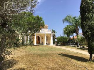 Chalet à Lepe. Venta de chalet independiente de 1.219 m2 de terreno y 246 m2 co