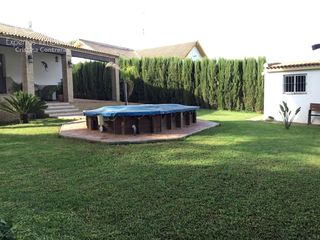 Bauernhof in Hinojos. Venta de finca de 1.101 m2 de terreno, una vivienda de 109,78 m2