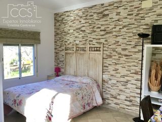 Chalet in Carmona. Venta de chalet independiente con 6 construcciones, piscina en 2