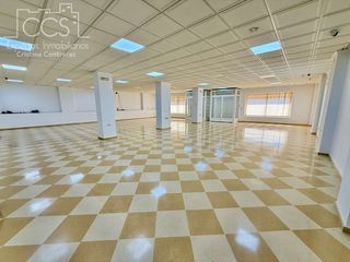 Lloguer Local Comercial a Almonte. Alquiler de local de 320 m2 construidos, de esquina, en perfecta