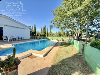 Bauernhof in Pilas. Venta de finca de 15.324 m2 de terreno con casa de 111 m2 constr