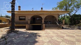 Chalet in Mairena del Alcor. Venta de chalet independiente de una sola planta en prestigiosa