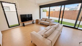 Casa aparellada a Urb. Las Tres Barras ( Nuevo Bulevar)