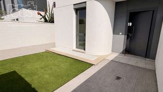 Maison jumelée à Nuevo Bulevar. Venta de casa pareada con jardín en tres fachadas, tres plantas