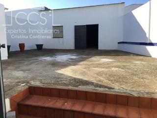 Reihenhaus in Villamanrique de la Condesa. Venta de gran casa de pueblo de 2 plantas con 2 grandes patios t