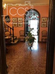Casa adossada a Villamanrique de la Condesa. Venta de gran casa de pueblo de 2 plantas con 2 grandes patios t