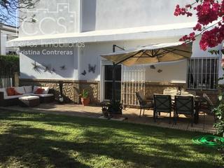 Chalet à Sanlúcar la Mayor. Venta de chalet independiente de esquina, con 160m2 construidos,