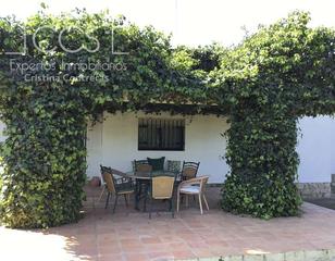 Chalet in Sanlúcar la Mayor. Venta de chalet de 6.845 m2 de terreno y 219 m2 construidos en s