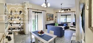 Chalet in Sanlúcar la Mayor. Venta de chalet de 6.903 m2 de terreno y 213 m2 construidos, con
