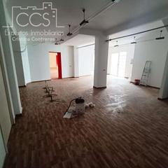 Lloguer Local Comercial a Santa maría magdalena 61. Alquiler de local céntrico de 100m2 construidos en dos hermanas