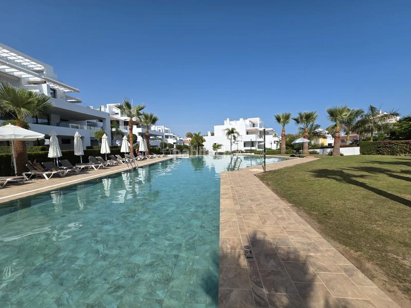 Foto c7e6d953-fa21-47fe-96d8-47c52c253c2b. Piso se vende elegante piso en el paraíso barronal en Estepona