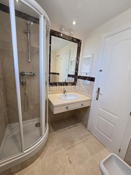 Foto 2613f550-f9c7-4d04-b52d-8dc840de4c9b. Lloguer apartament amb aparcament piscina a Romana Playa Marbella