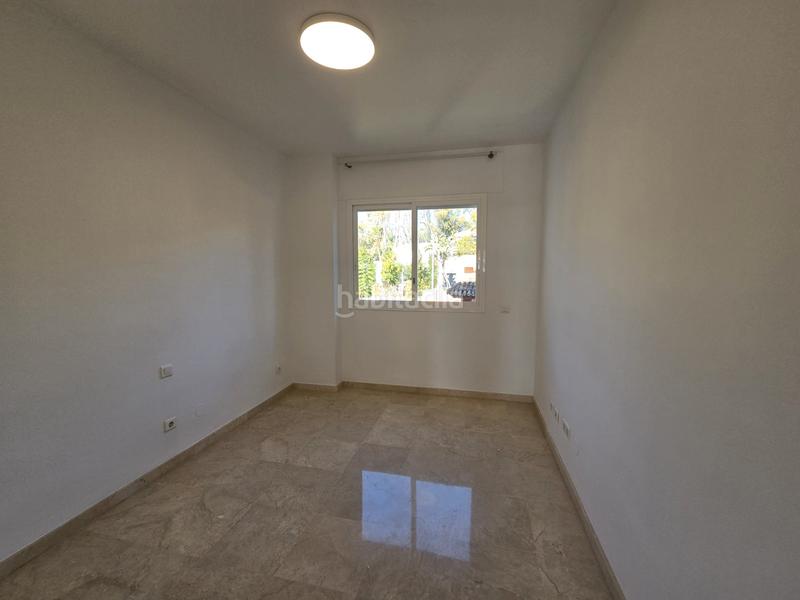 Foto a2a9e6e2-815a-4300-a968-60e92e3070f9. Lloguer apartament amb aparcament piscina a Romana Playa Marbella