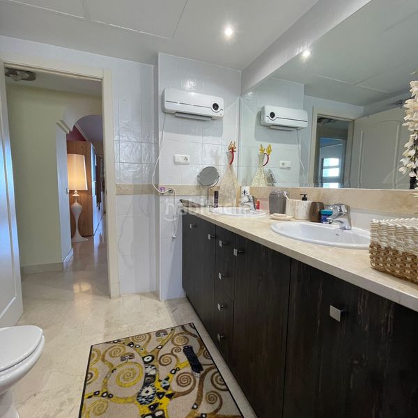 Foto 94203bc9-e133-428e-b5f8-04b45e65a415. Piso se vende piso en Calahonda con vistas el mar en Mijas