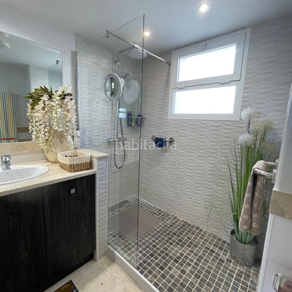 Foto b2635edf-530c-4e18-93ca-0a85ee512f13. Piso se vende piso en Calahonda con vistas el mar en Mijas