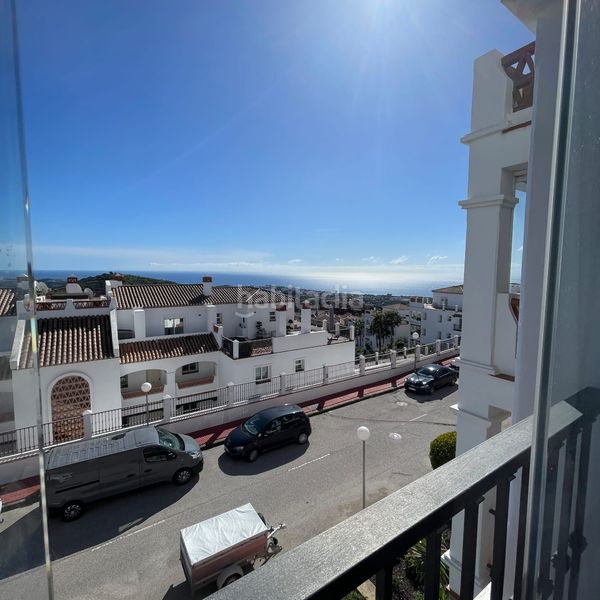 Foto f1a99d54-c717-4c1a-962f-cf52a62bbb54. Piso se vende piso en Calahonda con vistas el mar en Mijas