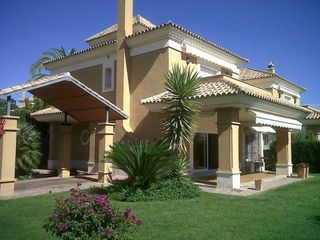 Casa aparellada  Calle sand. Se vende casa pareada santa clara golf