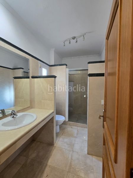 Foto 06e57adf-d7c9-499a-9b12-d3c2e8dc5694. Casa aparellada amb xemeneia aparcament piscina a Marbella