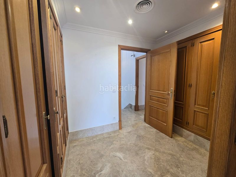 Foto 0f337a6d-5b47-498c-a47a-9ea06bc97901. Casa aparellada amb xemeneia aparcament piscina a Marbella