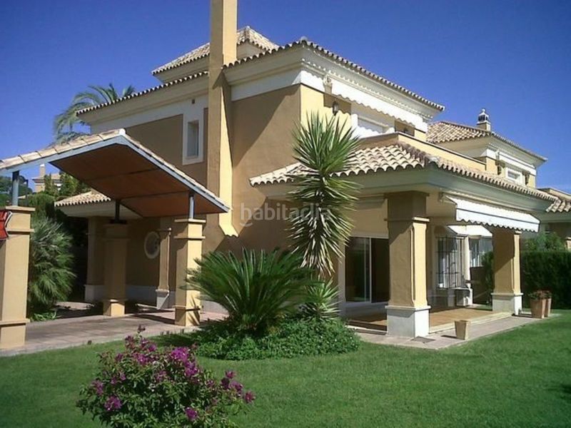 Foto 11e0d9d0-4d8c-4f86-9f1e-b1eeaf419170. Casa aparellada amb xemeneia aparcament piscina a Marbella