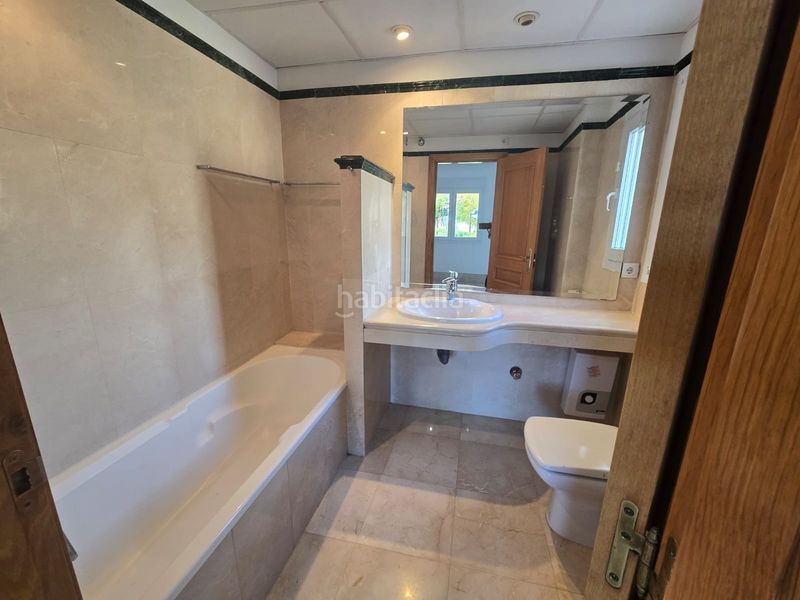 Foto 13905368-b833-410d-8374-38155fa7cf4b. Casa aparellada amb xemeneia aparcament piscina a Marbella