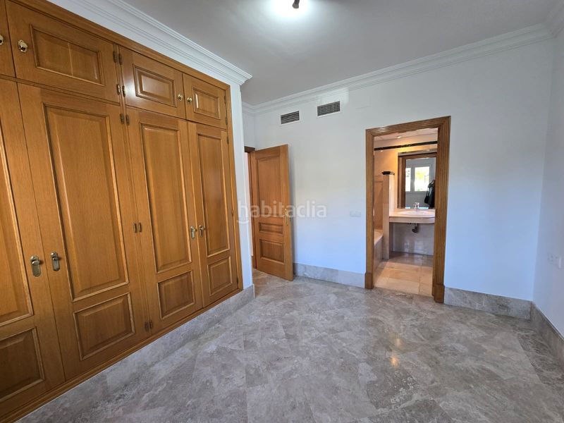 Foto 3ba92a90-fa85-43fd-96fc-709671697324. Casa aparellada amb xemeneia aparcament piscina a Marbella