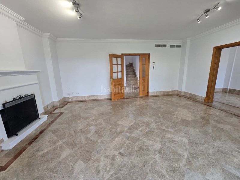 Foto 44835a6f-0fb6-4427-ac7d-7ed45f71cb84. Casa aparellada amb xemeneia aparcament piscina a Marbella