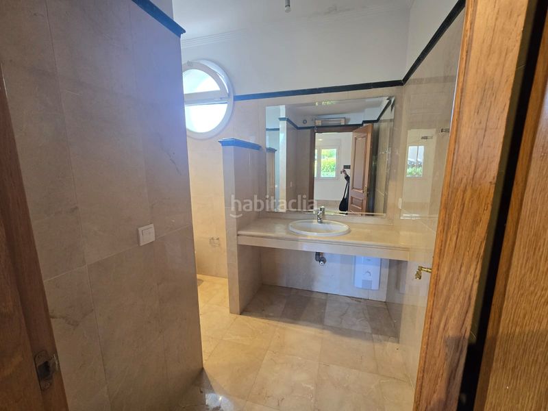Foto 6047b755-4558-4028-a5b4-2be405279a33. Casa aparellada amb xemeneia aparcament piscina a Marbella