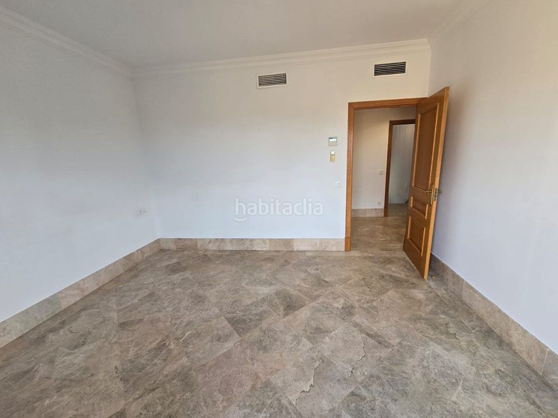 Foto 8689b7fa-afc0-4a75-a9cf-8c08d17a0503. Casa aparellada amb xemeneia aparcament piscina a Marbella