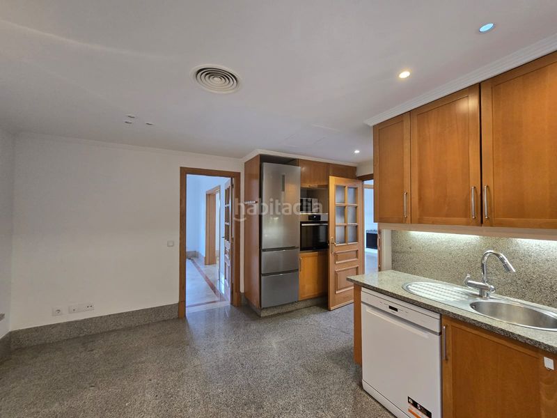 Foto 95626416-4fbc-4946-8869-0546f522fd56. Casa aparellada amb xemeneia aparcament piscina a Marbella