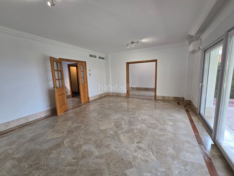Foto 95abc13d-3d99-4f17-89e5-a3b3f6f11f9d. Casa aparellada amb xemeneia aparcament piscina a Marbella