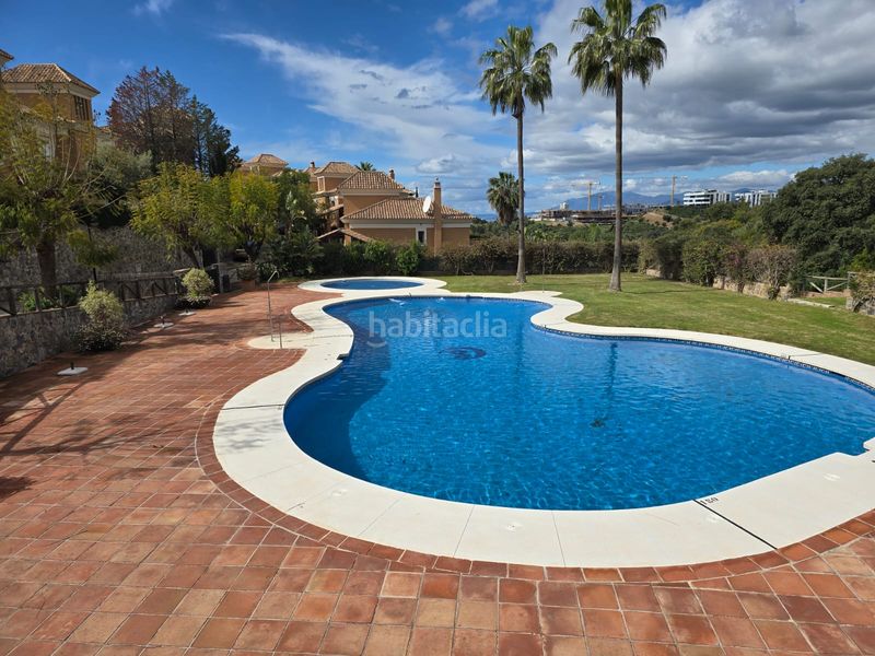 Foto a67a70de-eb37-4e34-8c9d-4e919aa13e5c. Casa aparellada amb xemeneia aparcament piscina a Marbella