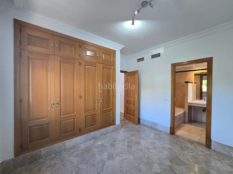 Foto b2fff61a-8b04-4cab-8e0b-1d85db4809ea. Casa aparellada amb xemeneia aparcament piscina a Marbella