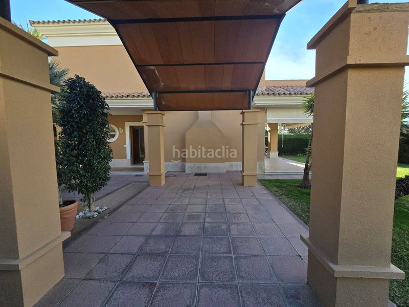 Foto b3fd2a38-4bda-41a8-b8b8-b86f8cff5a83. Casa aparellada amb xemeneia aparcament piscina a Marbella