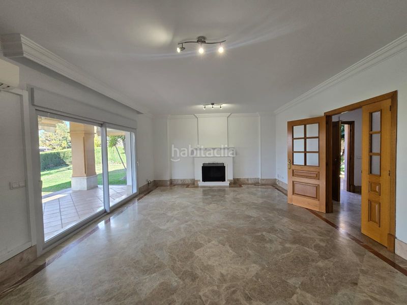Foto c7d88c53-60e7-452d-a8a6-059118a0e121. Casa aparellada amb xemeneia aparcament piscina a Marbella