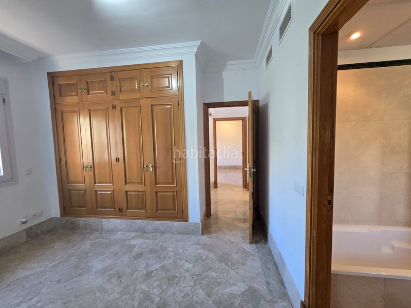 Foto ce9b4c83-c3f2-4b7b-b669-244def048ee0. Casa aparellada amb xemeneia aparcament piscina a Marbella