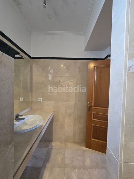 Foto dc5367b0-8ab5-42bf-ad13-9bfc8ac452c8. Casa aparellada amb xemeneia aparcament piscina a Marbella