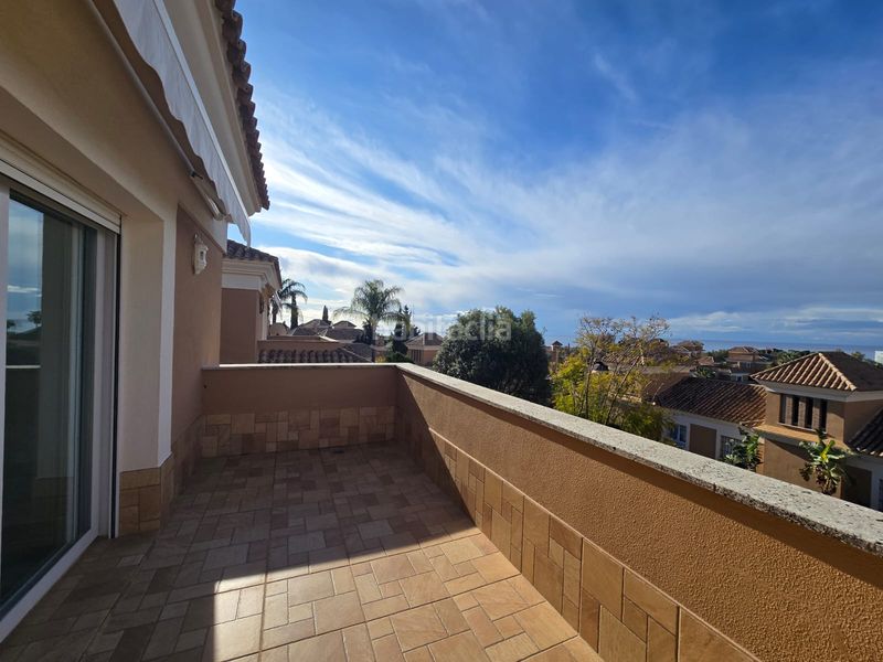Foto ee664b94-fdaf-47b6-8e4a-a0effc080a8c. Casa aparellada amb xemeneia aparcament piscina a Marbella