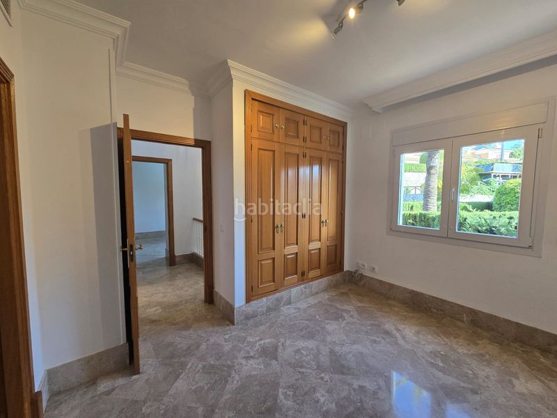 Foto f87fc8c9-c778-426c-86de-7cdeead8a354. Casa aparellada amb xemeneia aparcament piscina a Marbella