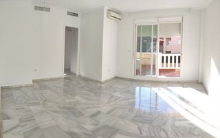 Location Appartement  Avenida reina sofía. Piso de dos dormitorios, terraza y zonas comunes