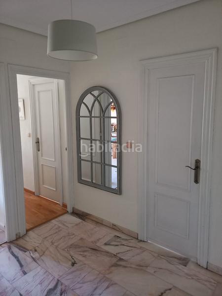 Foto 272fc8b5-40e3-4dff-9f7d-a1a1d71a9e52. Alquiler piso  de cuatro dormitorios, garaje y piscina en Sevilla
