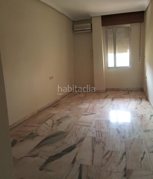 Foto 799089b9-5876-4ef3-91bc-cf572c21f0b4. Alquiler piso  de cuatro dormitorios, garaje y piscina en Sevilla