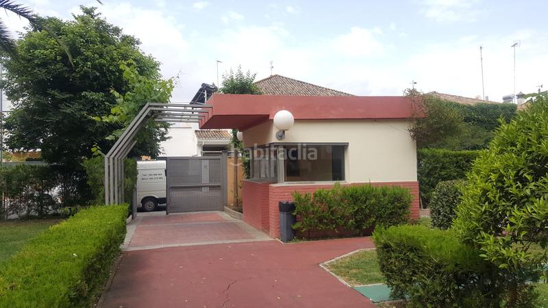 Foto 7a192ade-5d4a-45b4-a6a9-a28234e31bc1. Alquiler piso  de cuatro dormitorios, garaje y piscina en Sevilla