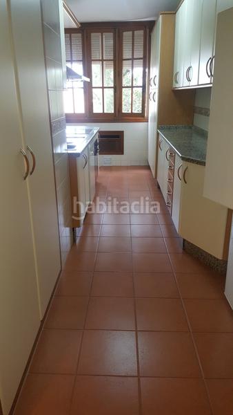 Foto 9099c599-e873-4139-8b2e-8c63962ba747. Alquiler piso  de cuatro dormitorios, garaje y piscina en Sevilla