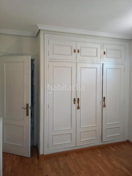 Foto a69454f3-4246-4007-8cb7-c7827adf0a9c. Alquiler piso  de cuatro dormitorios, garaje y piscina en Sevilla