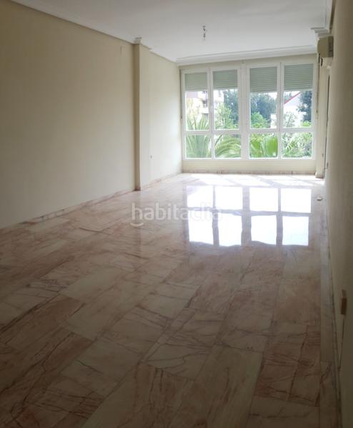 Foto dfc87e9e-877f-481e-b17b-bfcb75f42332. Alquiler piso  de cuatro dormitorios, garaje y piscina en Sevilla