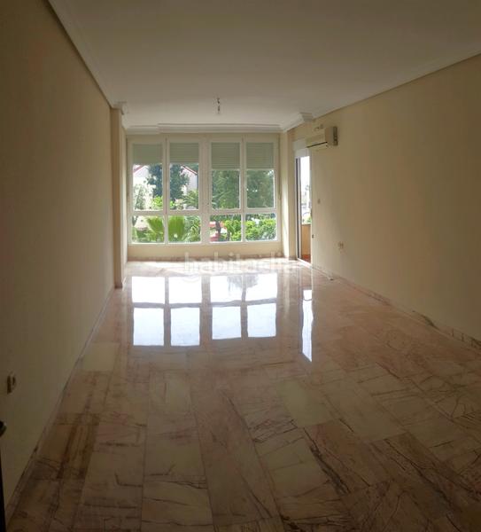 Foto f8668288-5b2c-4ea9-872a-b6c15749d463. Alquiler piso  de cuatro dormitorios, garaje y piscina en Sevilla